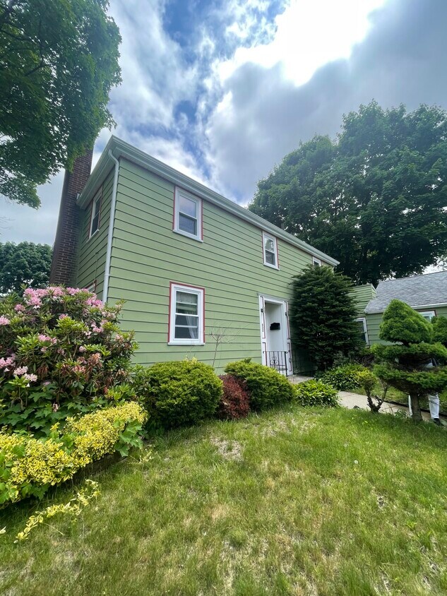 Primary Photo - 632 W Roxbury Pkwy