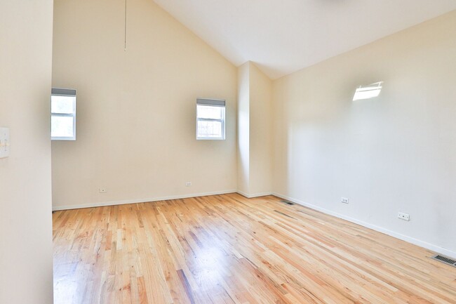 Building Photo - RARELY Available 2bed/2bath/2 Level Coach House in the HEART of Wicker Park! Central Air, In-Unit...