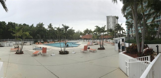 Foto del edificio - 100 Bayview Dr