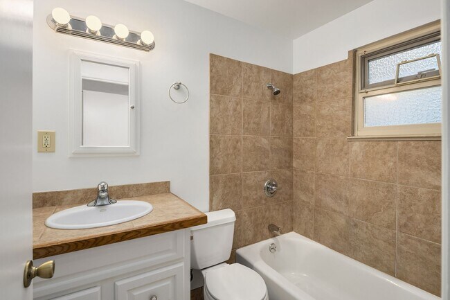 Foto del edificio - *2 Weeks of Free Rent Promotion!* BEAUTIFU...