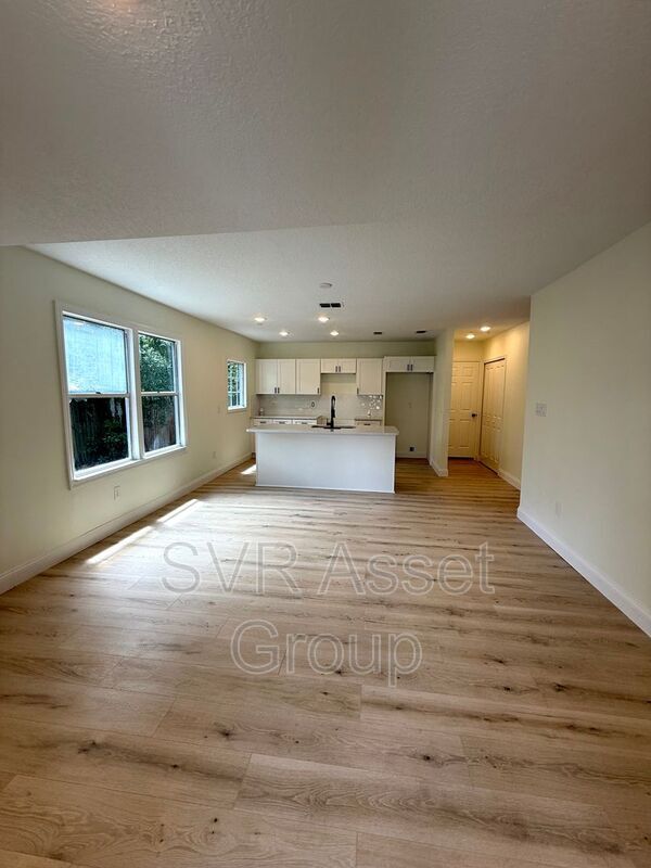 Building Photo - 732 E 57th St