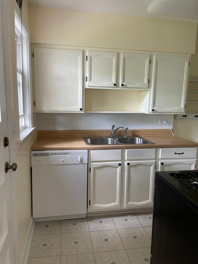 Building Photo - 623 Waukegan Rd