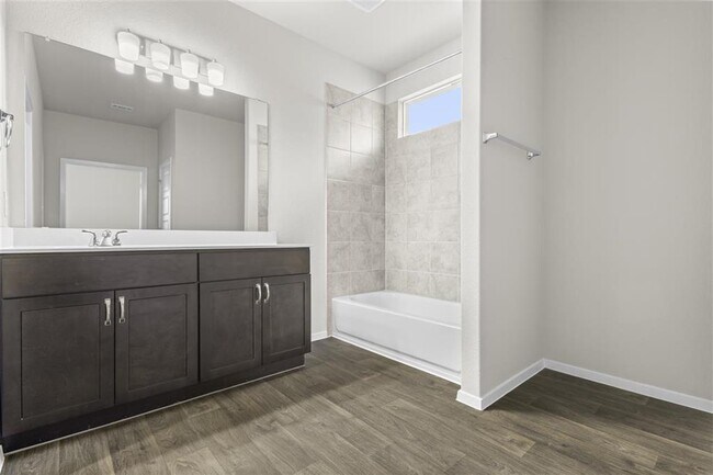 Foto del edificio - 708 Running Creek Dr