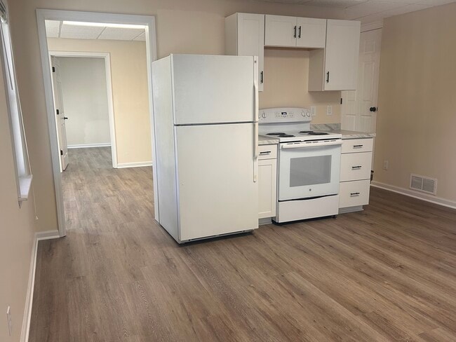 Building Photo - 2002 Fairbrook Ln