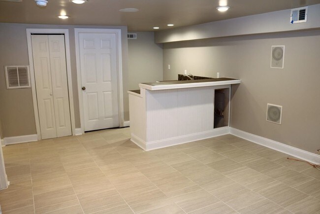 Building Photo - 1675 E Lombard St