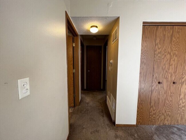 Foto del edificio - $950 | 2 Bedroom, 1 Bathroom Apartment | N...