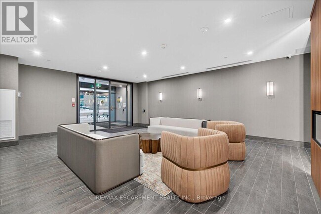 Building Photo - 470 Dundas St E