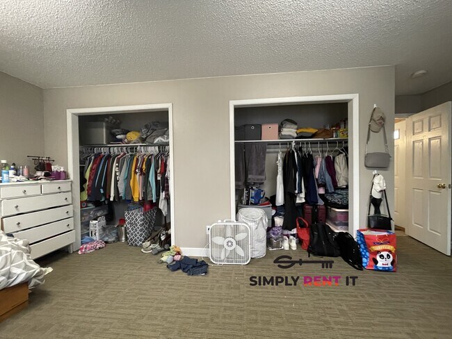 Foto del edificio - Large 3 Bedroom On Campus! Free Parking, Aug 1