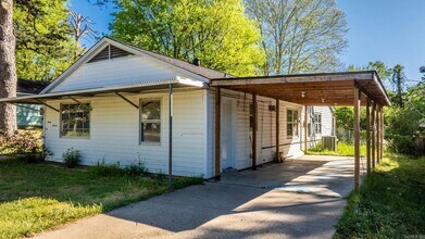 Building Photo - 715 Oakwood