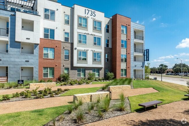 Building Photo - The Caroline Eastside