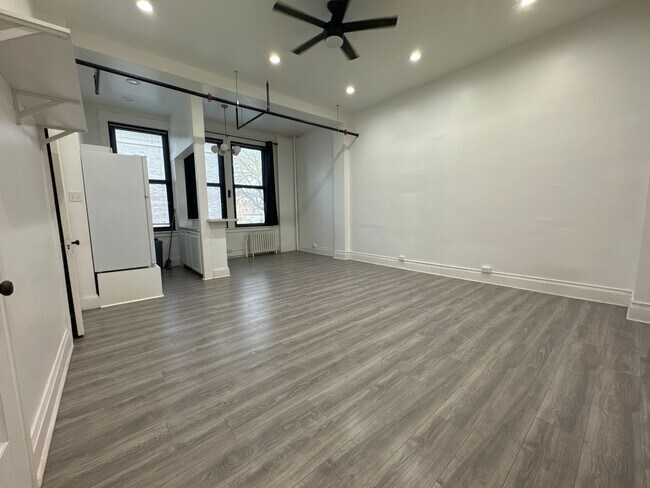 Foto del edificio - Loft Style Large Studio Apartment