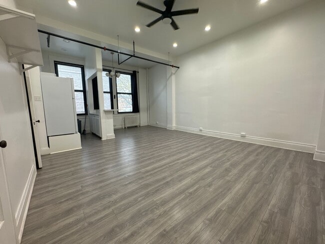 Building Photo - Loft Style Large Studio Apartment