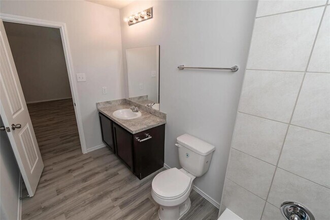 Foto del edificio - 3229 Primrose Dr