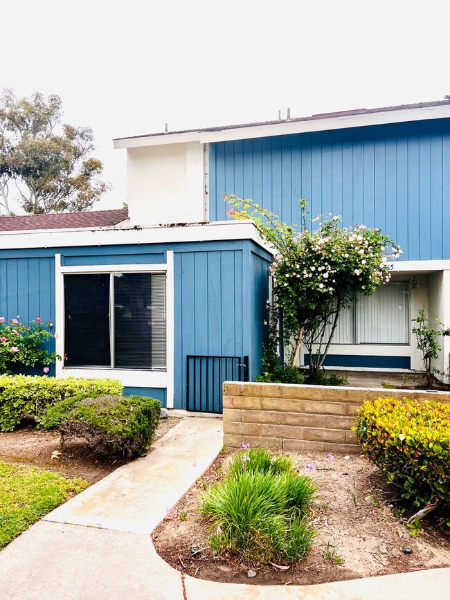 Foto del edificio - Spacious 3 bedroom 2 bath with attached ga...