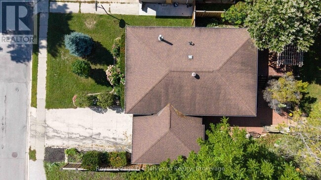 Building Photo - 1152 Wellington St