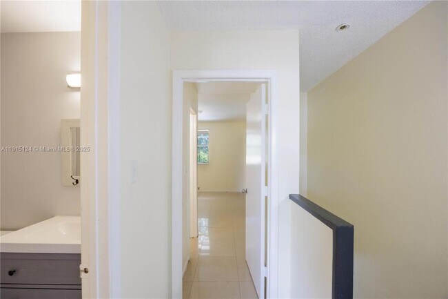 Foto del edificio - 8325 Fairway Rd