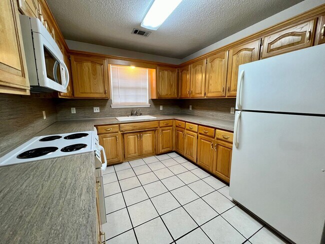 Building Photo - Cute 2 bed/2bath Duplex in Barling - Avail...