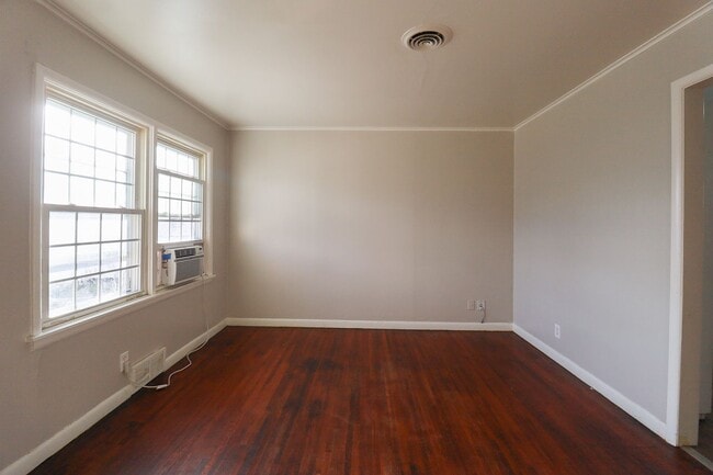 Building Photo - Beautifully Redone 3 Bedroom House! Available for Immediate Move in!