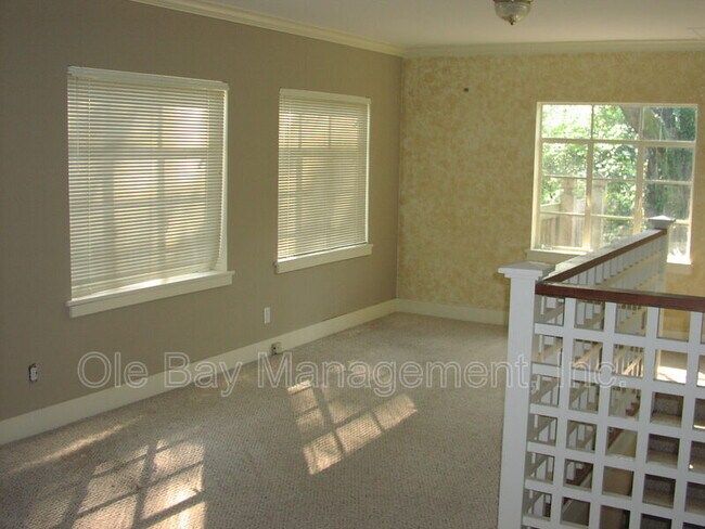 Building Photo - 45 Hathaway Rd W