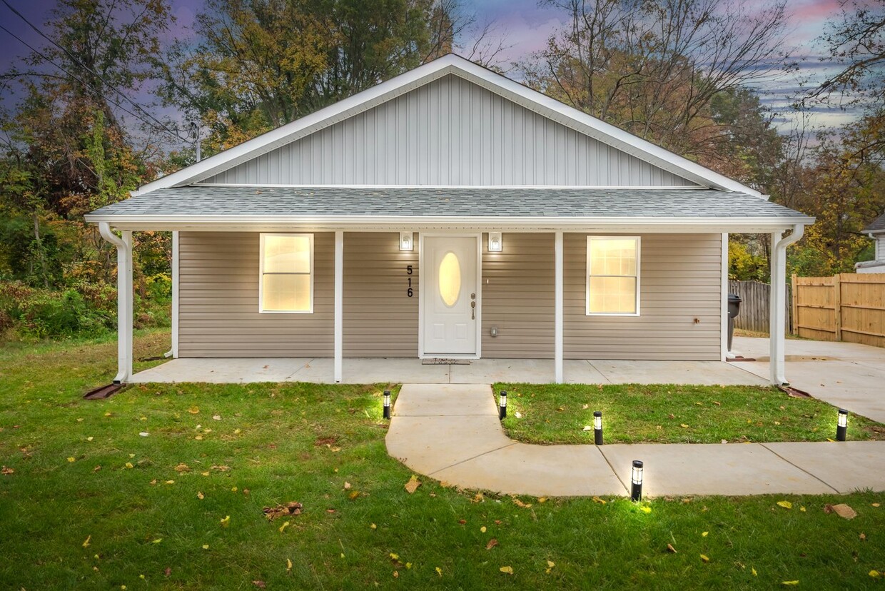 Foto principal - 4Bd/ 2Bath Ranch Style home mins from Down...