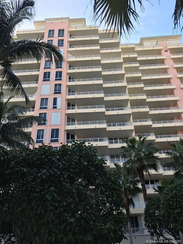 Foto principal - 799 Crandon Blvd