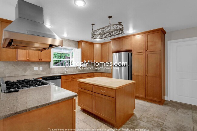 Foto del edificio - Stylish Updated Four Bedroom Home in Beave...