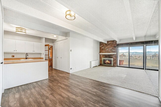 Building Photo - Stunning Mountain Views and an Unbeatable Location!