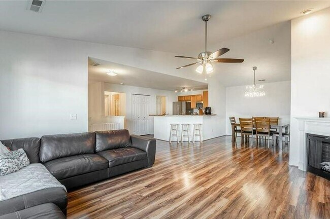Foto del edificio - GORGEOUS COMMERCE TOWNSHIP 2 BED/2 BATH MO...