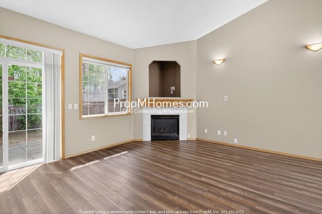 Building Photo - Spacious Three Bedroom Home in Clackamas!