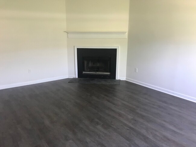 Building Photo - 2 Bedroom 2 Bath Duplex Located off of Vet...