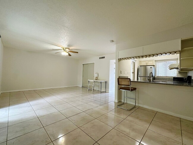 Foto del edificio - "Cozy 1-Bedroom Gem with Elegant Hardwood ...