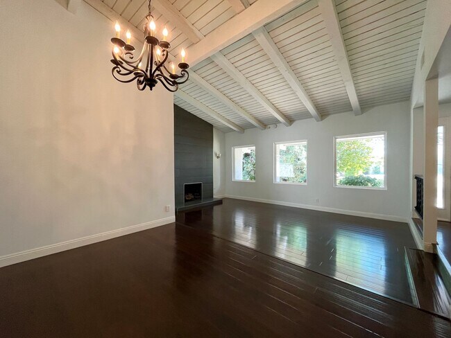 Foto del edificio - Superb single-story, four-bedroom complete...