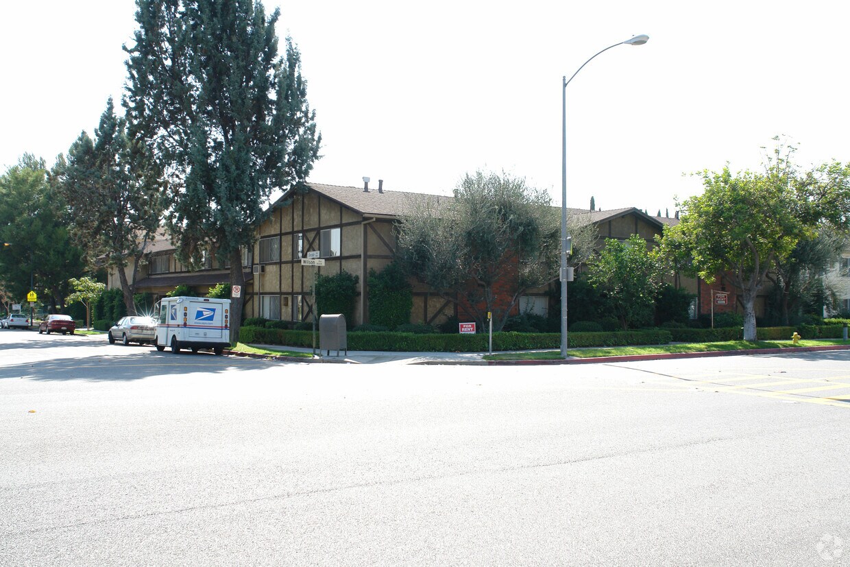 Spacious Apartment - 1470 E Wilson Ave