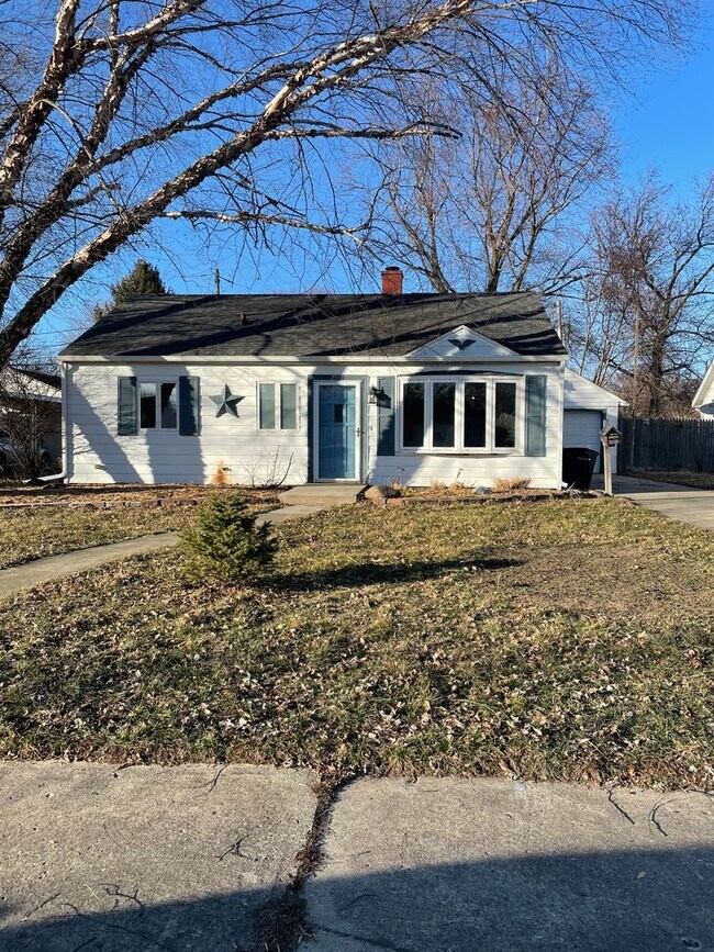 Building Photo - 3 Bedroom Single Family Home