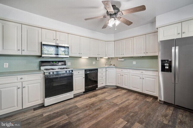 Building Photo - 438 Spruce Ave