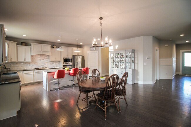 Building Photo - $500 OFF Special - Spacious 5bd/4.5 Ba hom...