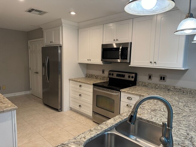 Foto del edificio - COMING SOON!! Highly Desirable DR PHILLIPS 3 bedroom 2 bath townhome with double car garage