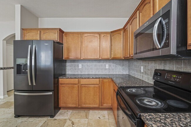 Foto del edificio - Beautiful 3 Bedroom Condo Available Now!
