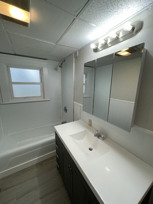 Building Photo - Spacious Rental off Main Street near Webst...