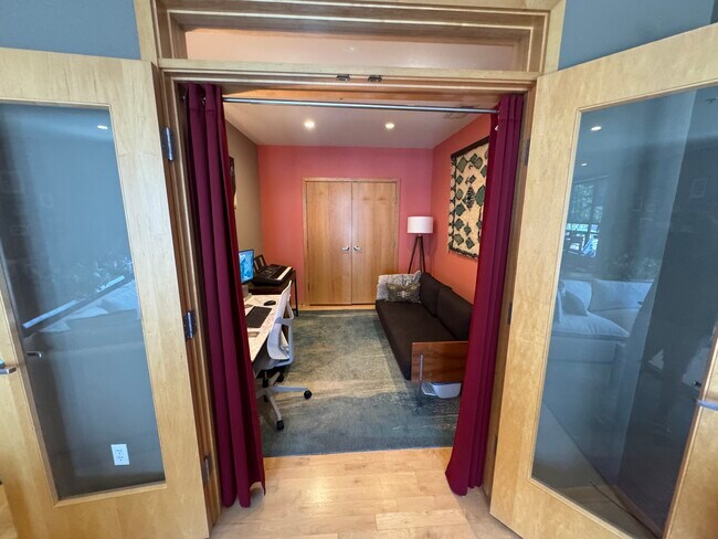 Oficina / Dormitorio 2 - 3104 W Lake St