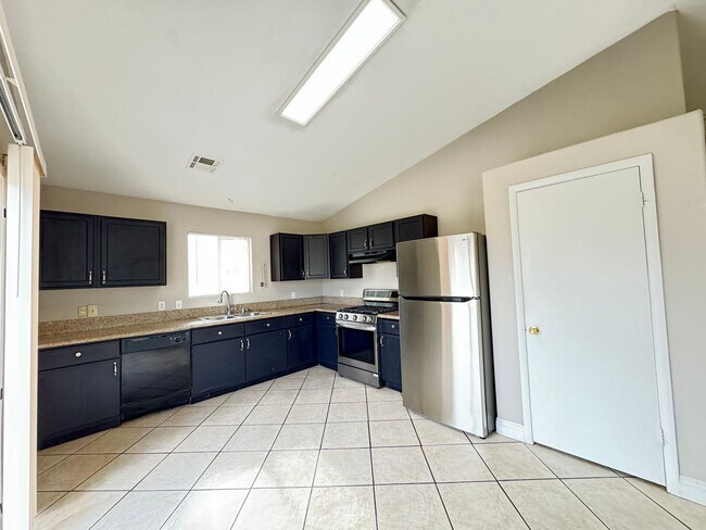 Building Photo - Charming 3 bedroom, 1,387sf home in NE Las...