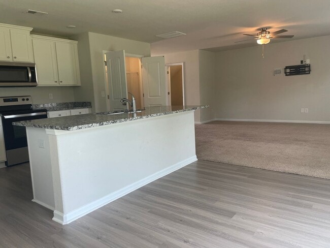 Building Photo - Spacious 3-bedroom with a massive Owner's Retreat and Dual Closets.