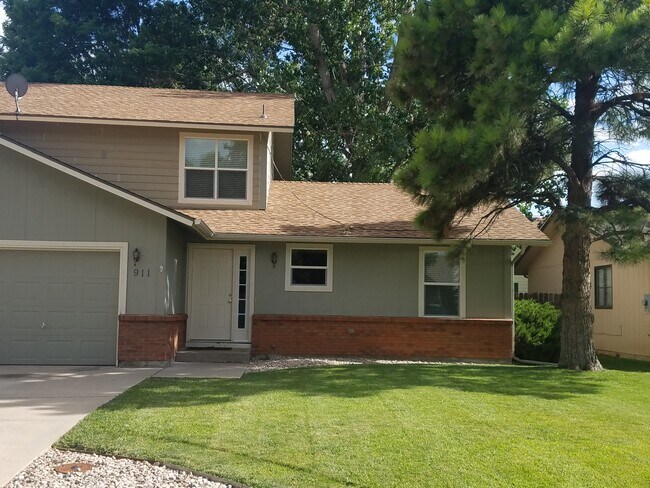 Building Photo - 911 Camelot Ct
