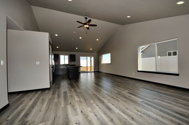 Foto del edificio - 4 bed 2 bath Rancher Lancaster & Meyer
