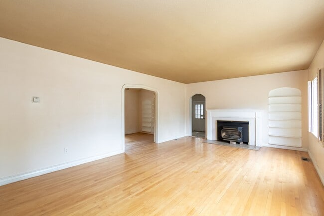 Building Photo - Pre-Leasing for fall of 2025! Vintage styl...