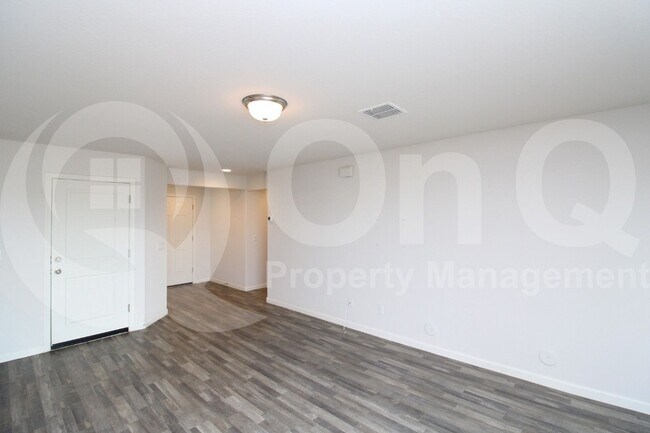 Foto del edificio - 548 W 10th St