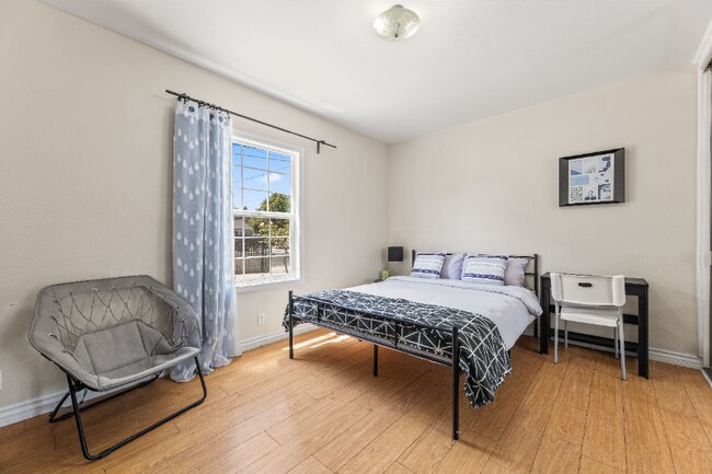 Foto del edificio - 7452 Jamieson Ave