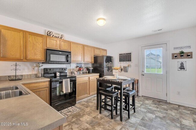 Building Photo - Very Well Maintained Townhome In Carolina ...