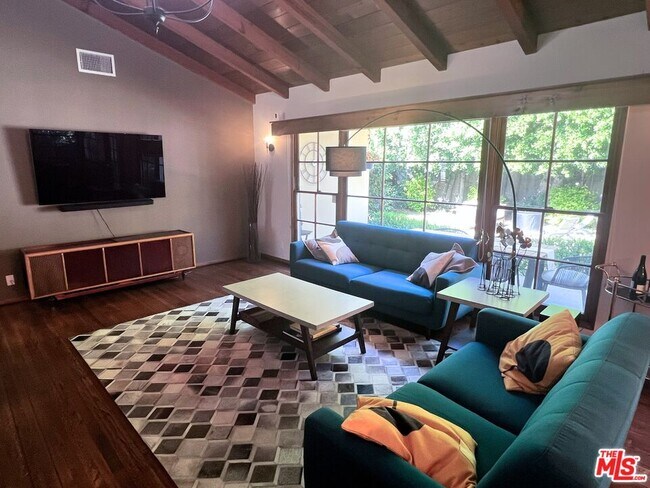 Foto del edificio - 6646 Mammoth Ave