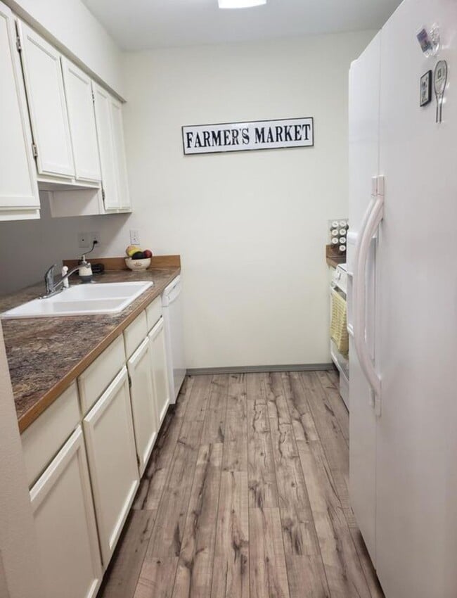 Building Photo - 8352 N Village Dr